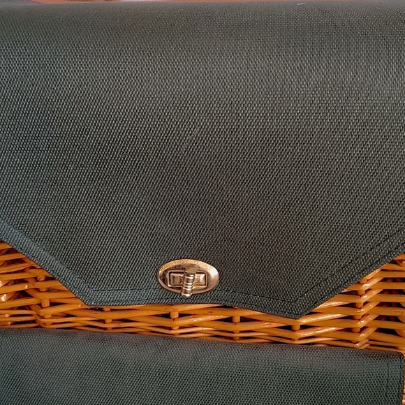 💚 Picnic Time Inc. Wicker & Green Picnic Basket — Excellent Condition, NWOT - Picture 9 of 14